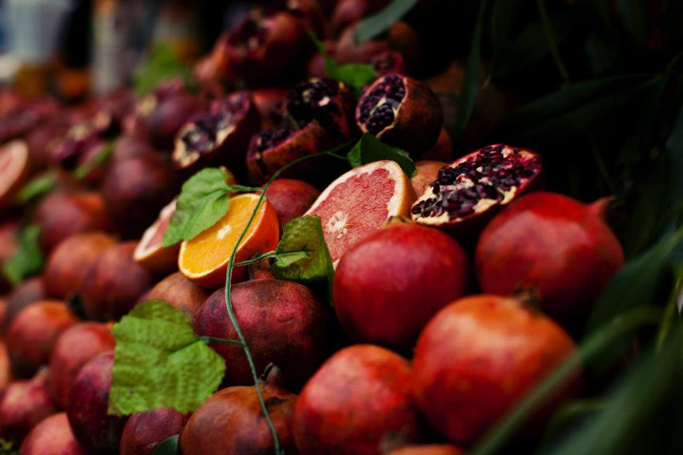 Der rote Saft von Granatäpfeln ist sehr hartnäckig und daher gut zum Färben geeignet. Foto (C) Lina Licht Mayer / flickr CC BY 2.0