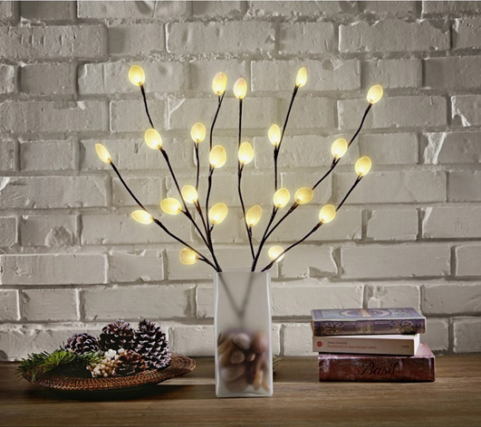 Diese dekorative LED-Leuchte macht nicht nur zu Weihnachten was her, sondern geht auch zu Ostern als „Palmzweig“ durch. Foto (C) toom.de