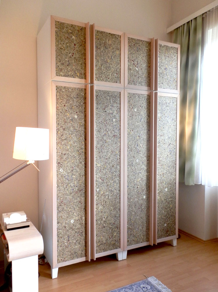 Ikea- Kleiderschrank mit Tapeten-Türen, Foto (C) Irmgard Brottrager