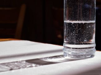 Wasserglas mit Luftperlen, Foto: Beatrice Murch / flickr CC BY 2.0