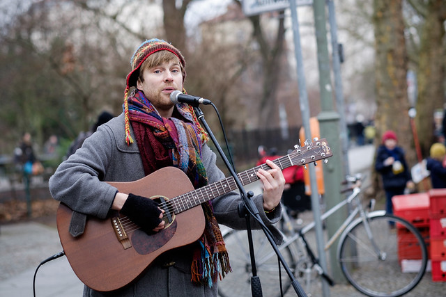 Einsamer Straßenmusiker, Foto: abbilder / flickr CC BY 2.0
