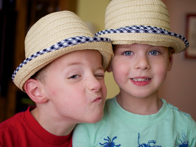 Strohhüte schützen vor Sonne, bremsen aber den Bewegungsdrang. Foto: Austin Kirk / flickr CC BY 2.0