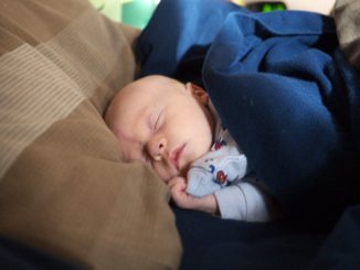Säugling schläft in Seitenlage