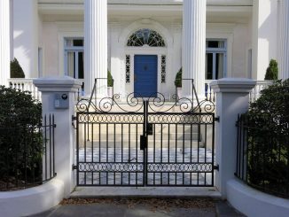 Eisernes Tor und blaue Haustür: Eingangsbereich zur Villa Margherita, Charleston, US
